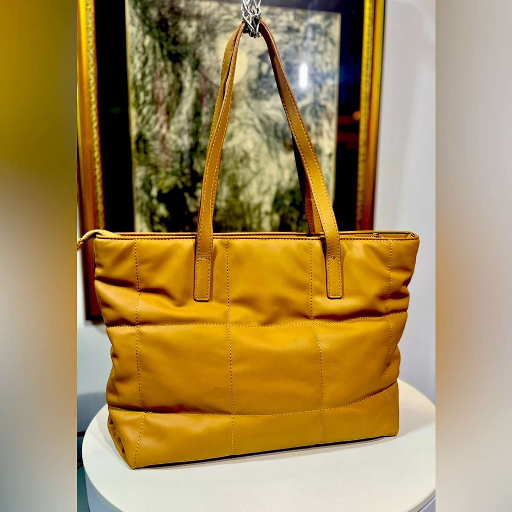 Simons Pre-loved puffy squares beautiful tan tote!
Soft with sharp symmetry!!